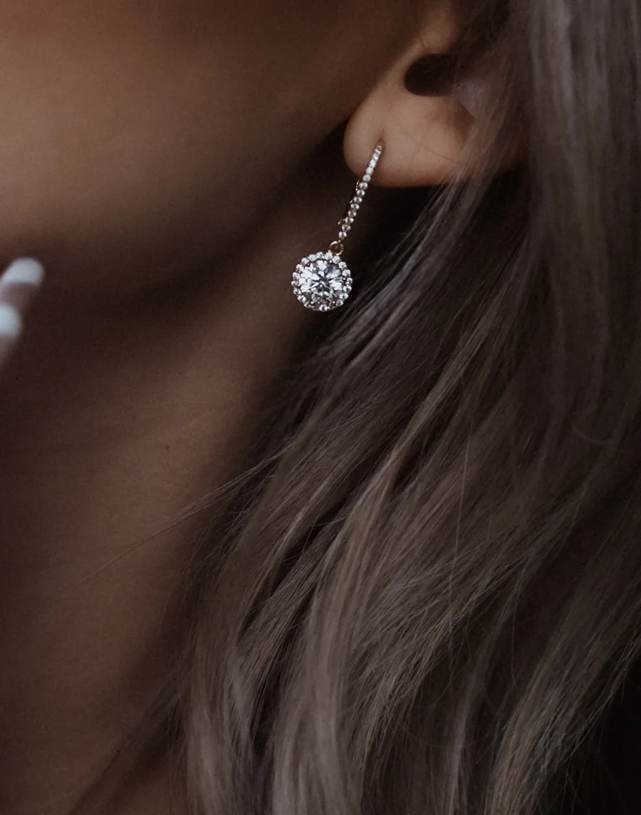 Ohrring mit Brillant an einer Braut — Brautschmuck vom Juwelier Otto Parr in Gießen
