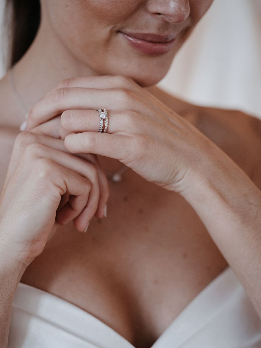 Braut mit Verlobungsring, Hand am Hals