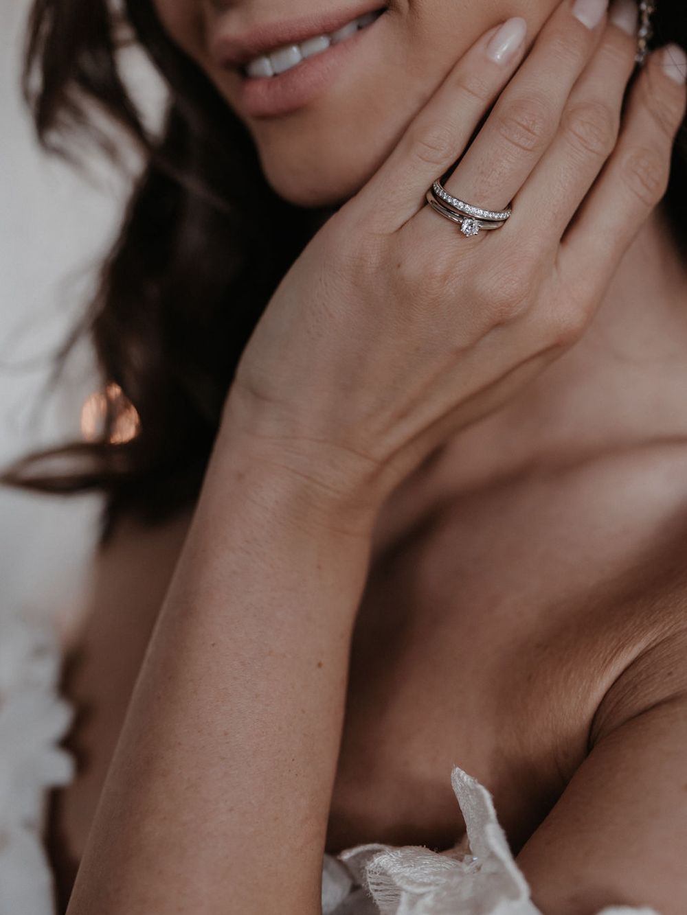 Frau mit Ring am Finger, Hand am Kinn