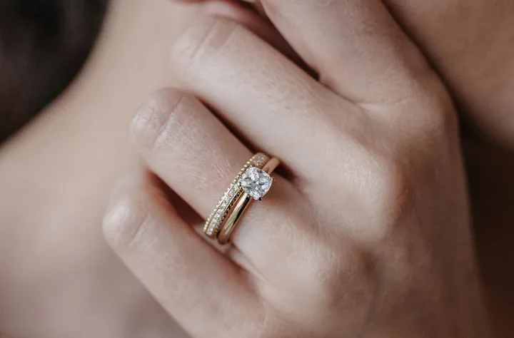 Hand mit Verlobungsring und schmalem Memoire-Ring, beide mit Brillanten — Juwelier Otto Parr in Gießen