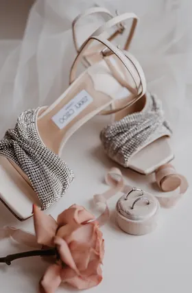 Brautschuhe, Ringschale und Rose als Flatlay arrangiert