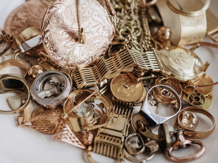 Ein dichter Haufen Altgold: Ketten, Ringe, Uhrenarmbänder und eine gravierte Puderdose