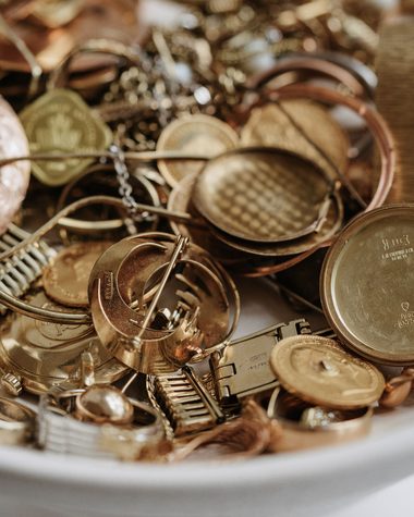 Weiße Schale gefüllt mit Altgold: Ketten, Ringe, Münzen und einzelne Schmuckteile beim Goldankauf in Gießen