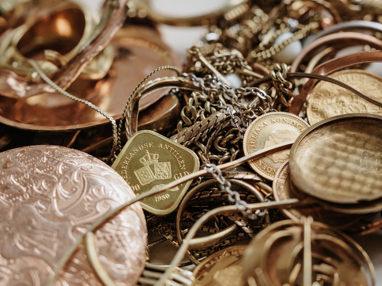 Weiße Schale mit altem Goldschmuck und Ketten