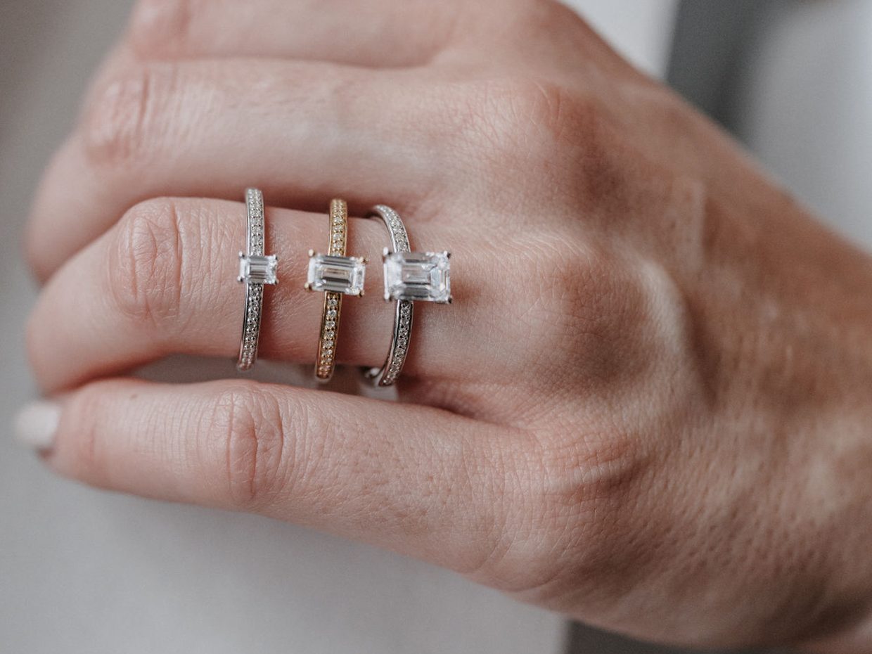 Hand mit mehreren schmalen Ringen an den Fingern