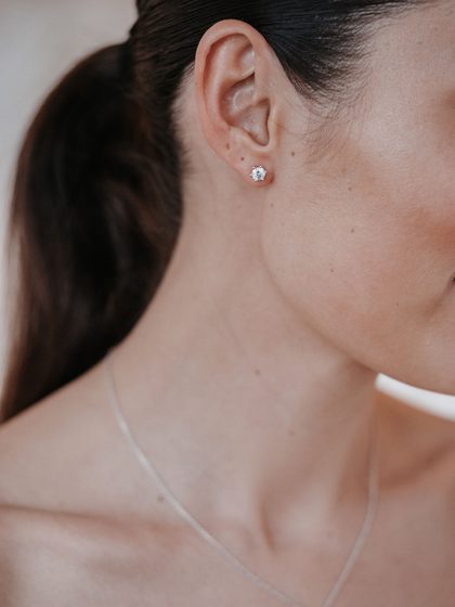 Feine Kette und Ohrstecker gemeinsam getragen, seitliche Ansicht