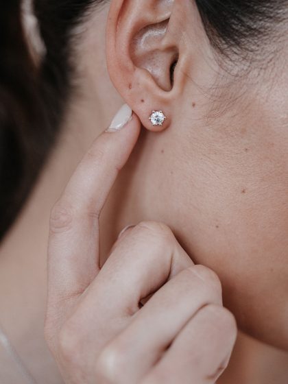 Ohrstecker mit hellem Brillant am Ohrläppchen