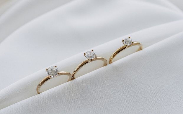 Verlobungsring mit Solitär an der Hand
