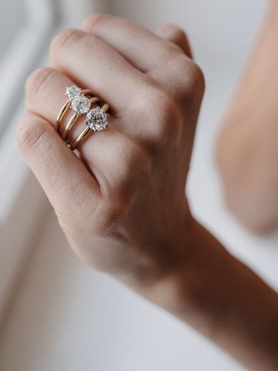 Ring mit Brillant in einer Krappenfassung, nah aufgenommen an der Hand