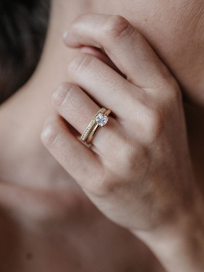 Memoire-Ring mit umlaufender Brillantreihe, an der Hand getragen