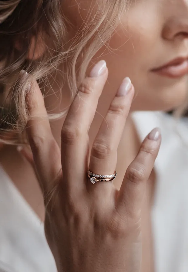 Hand mit schmalem Verlobungsring aus Weißgold — Verlobungsringe in Gießen bei Juwelier Otto Parr